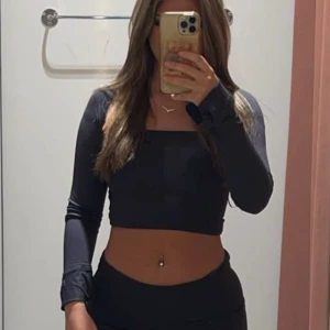 dress  - Säljer mitt gina sett slutat använda det super fin annars tröjan är Xs byxorna är S 450 för båda, pris kan diskuteras 