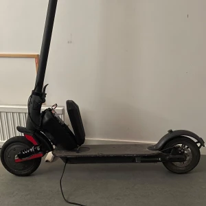 El skoter - Jag vill bli av me min skoter eller byta den med en annan den fungerar perfekt 34-37km/h  60km: räckvidd  Punkterings fria däck  Möts i haninge Extra batteriet ingår och laddare