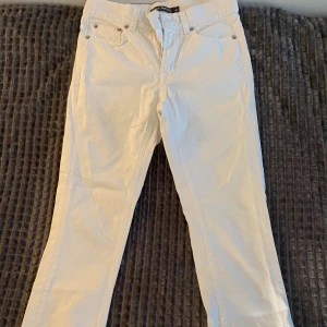 Filippa K vita jeans - Bara använts några gånger, skinny vita jeans