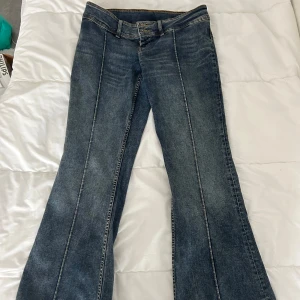 Low waist jeans  - 90's jeans i Low waist som är köpta från Monki. Har aldrig använt dem pågrund av att dem inte passade mig. I storlek 40🌸