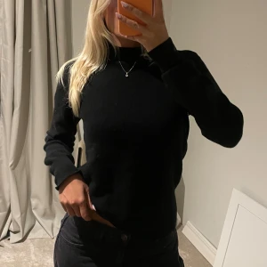 Svart polotröja i 100% ull - Säljer en så snygg och mysig svart polotröja i 100% ull från JOSEPH. Storlek L men upplevs som XS/S! Nypris runt 3500kr så detta är ett kap! Mycket fint skick💘