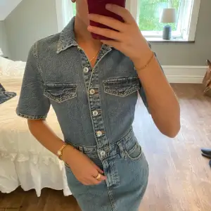 Lånade bilder!🌟säljer denna fina jeans klänning ifrån Mango men som jag köpt här på Plick men som tyvärr var lite liten💕 Super fint skick med lapp kvar