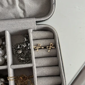 Guldiga örhängen  - Säljer dessa helt nya örhängen från SHEIN… aldrig använda. Tyvärr inte rostfria. Skriv för bilder på om det är så 