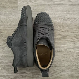 Christian Louboutin  - säljer nu mina louboutin skor i storlek 43. nån spik borta annars bra skick 