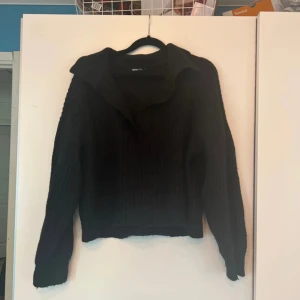 Stickad tröja - En svart stickad tröja i storlek M från GinaTricot