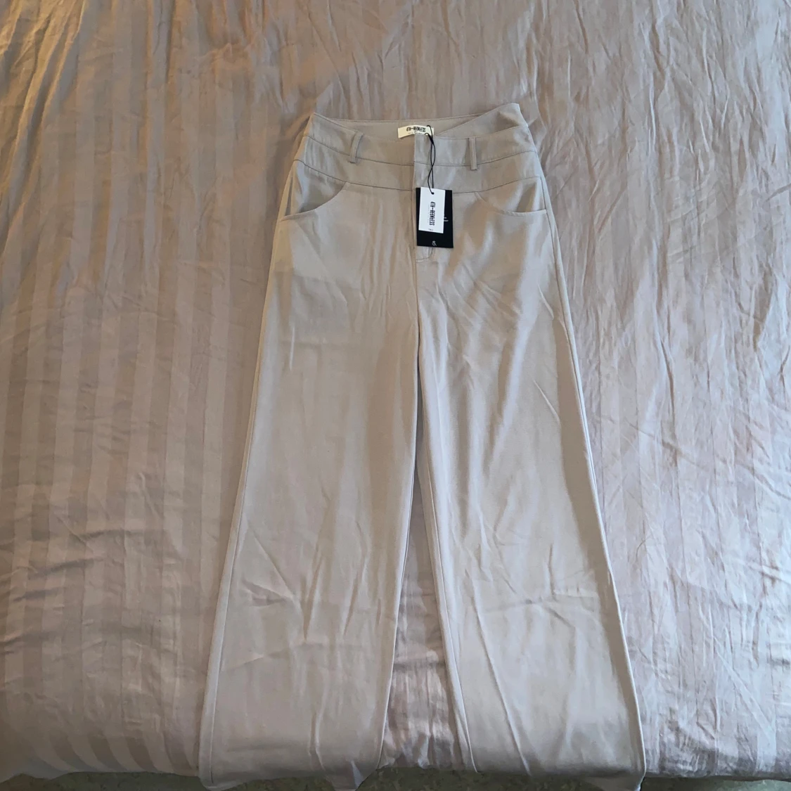 Grå/beige figursydda byxor från 4th & reckless  - 91