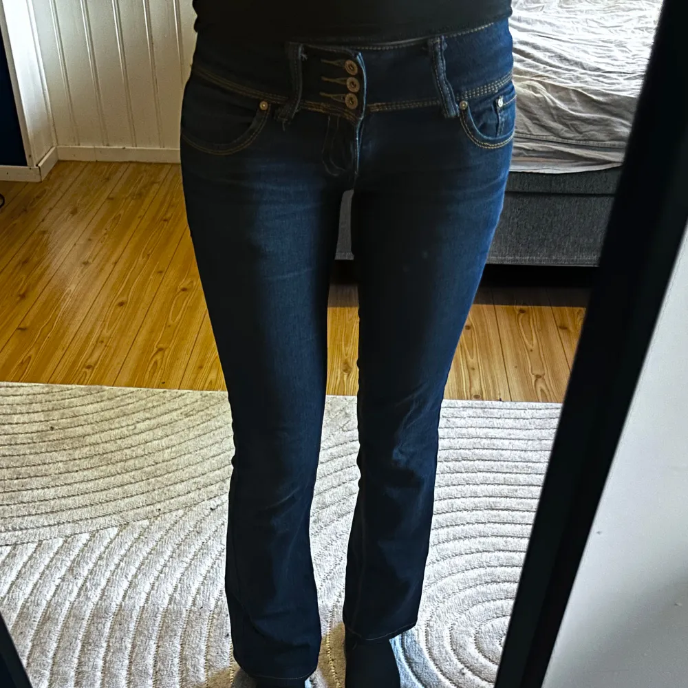 Lågmidjade jeans i storlek XS/34. Innerbenslängd 82cm. I bra skick, säljer på grund av att de är lite för små.. Jeans & Byxor.