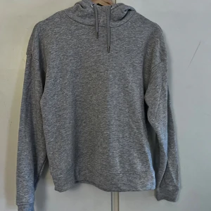 Hoodie  - Grå hoodie i storlek XS/S. Ljusare grå än vad det är på bilden. I bra skick kommer bara inte till användning. 