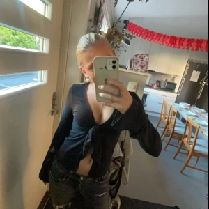 Fest topp  - Säljer den populära knyt toppen från Gina bra sick inte använd mycket förutom att den är lite nopprig men inget allvarligt,skriv vid frågor eller bilder, pris kan diskuteras vid snabb affär 🩷