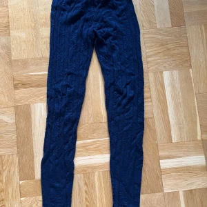 Stickade Odd Molly byxor - Blåa stickade mysbyxor från Odd Molly💙🎀 Längd insida ben= 90 cm Odd Mollys storlek 1= Small (36) Knappt använda!