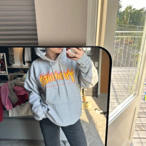 Hoodie THRASHER - Hoodie från Thrasher i storlek S, jag köpte den begagnad med det lilla slit hålet ni ser på armen, men inget som stört mig. Hör av er för frågor!!!
