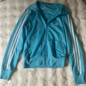 Turkos Adidas tröja - En blå addidas tröja inga fläckar och är hyfsat ny. Kan tänka mig att sänka priset vid snabb affär.