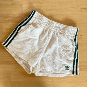 Adidas tennisshorts - Vita tennisshorts från Adidas! Använda fåtal gånger, nyskick! 💌