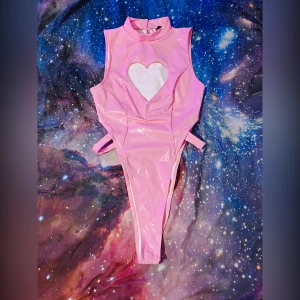 Shein rosa body - Rosa body från Shein.  Strl L Mått enligt Sheins hemsida: Byst: 94-100 cm Midja: 74-80 cm Höft: 99-105 cm Endast provad