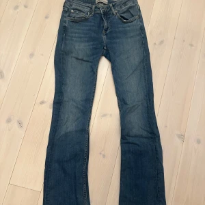 Lågmidjade bootcut jeans  - Lågmidjade bootcut jeans ifrån Zara! Använda men säljer pga för stora💗slutsålda på hemsidan