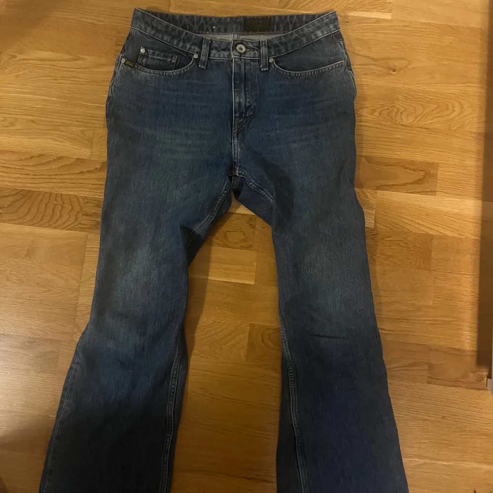 Snygga lågmidjade bootcut/straight jeans. Köpte dem på Vinted för 350 men de var för korta💕Säljer billigare vid snabb affär 🤷‍♀️. Jeans & Byxor.