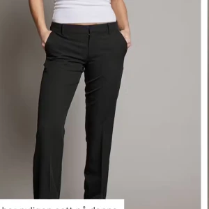 Lågmidjade Kostymbyxor - Svarta lågmidjade kostymbyxor från bikbok model Vera❤️inte använd någon gång då de är för stora! Köpt för 499 säljer för 299