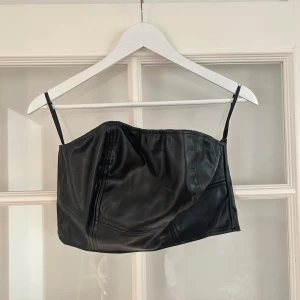 Lack topp - Lack topp från shein, bra skick, storlek L, hör av er vid frågor eller intresse!🩷20kr