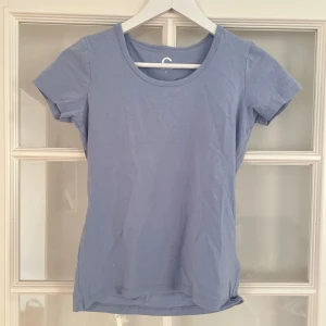 Blå t Shirt  - T-shirt från Cubus, bra skick, storlek S, säljer för 20kr 