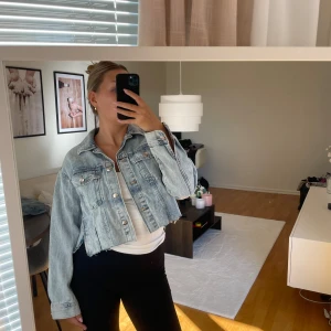 Croppad jeansjacka - Croppad jeansjacka från H&M. Storlek S.