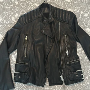 Allsaints Skinnjacka - Jättefin skinnjacka i äkta skinn från Allsaints. Kort i modellen. 