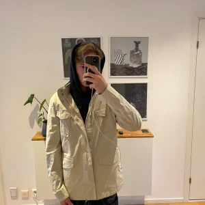 John Henric Field Jacka! - Helt ny field jacka, oanvänd endast testad / perfekt till hösten, alla lappar sitter kvar!  Nypris: 1600kr