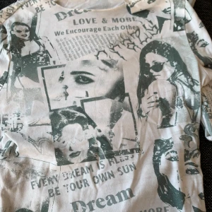 Green Printed Shirt - En ”croptop” beroende på hur lång du är, köpt i 2022, använd ett par gånger. Sminkfläckar som säkert går att ta bort. 