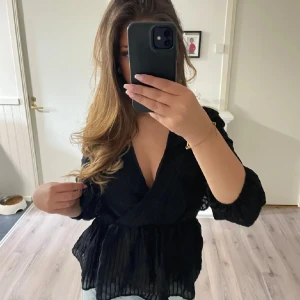 Only blus - Säljer min only blus då den inte kommer till användning. Inga hål eller fläckar. Använd två gånger💕