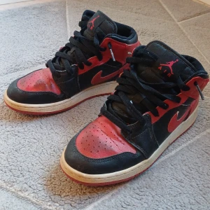 Jordan 1 "Banned" Mid - Säljer nu dessa riktigt feta Jordan 1s i storlek 38,5 skorna är använda men har fortfarande mycket kvar å ge. Köpta på Merch Sweden och kostar idag 2 399 kr😁 mitt pris: 699kr🤩 Skriv vid funderingar!