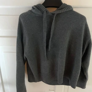 Stickad hoodie  - super mysig och gosig stickad hoodie i en from grå färg 