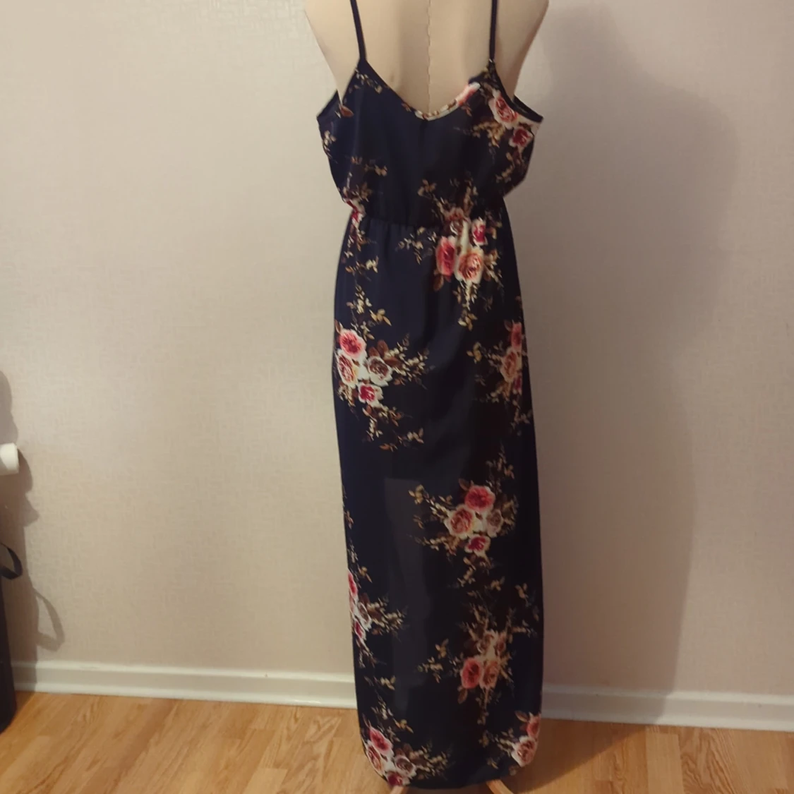 Blommig långklänning med öppen rygg - 90