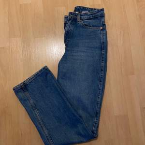 Raka jeans från Weekday med högmidja, modellen Rowe.  Storlek 27/34, bra längd på mig som är 175! Mörkblå färg med lite ljusa partier på låren! Knappt använda! För små för mig tyvärr!