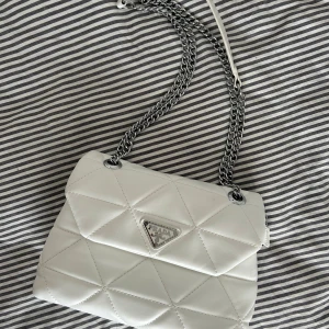 Vit väska  - Vit axelremsväska 