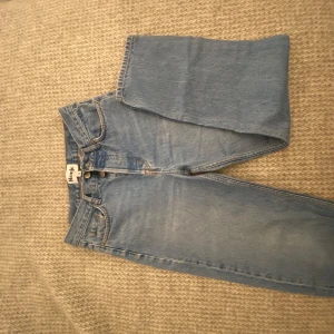 Rouje jeans - Skitsnygga rouje jeans med detalj på bakfickan! De har tyvärr blivit förkorta för mig, men jätte bra skick 💞💞