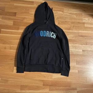 Blå hoodrich hoodie  - Mörkblå hoodrich hoodie i strl xs, använd i gott skick 