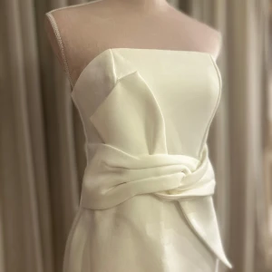 En väldigt enkelt och elegant klänning användes bara en gång. Vid leverans den ska kemtvättas. Ordinarie pris 499kr ( ny pris 200kr)  - Klänningen är i ny skick och storleken är 34 (xs). Färgen är hel vitt. 