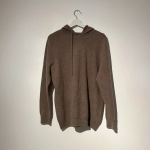 Kashmirhoodie - Tja! Vi säljer en riktigt fet Kashmir hoodie som är beige, skicket är 7/10 använd och sönder på kragen, samt kortade snören (därav priset) ,  storleken är L och den är Kashmir blandad med merinho ull, hör av dig me frågor och funderingar 🌀🔥