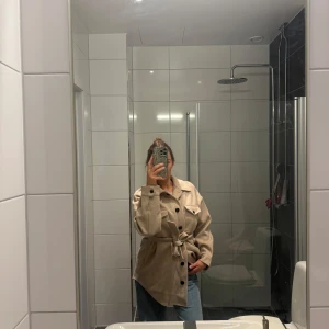 Snygg höstjacka från Nelly - Jättesnygg jacka från Nelly.  Nyskick!  Passar mig som är mellan xs-medium 