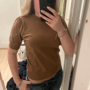 Fin stickad tröja  - Jättesöt fin stickad T-shirt. Står M men den är liten i storlek💞 