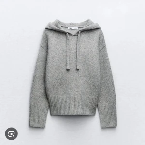grå stickad zara hoodie - säljer en grå stickad hoodie från zara i storlek S som inte går att få tag på längre. säljer då den inte kommer till användning och använd ett fåtal ggr men inga defekter. 