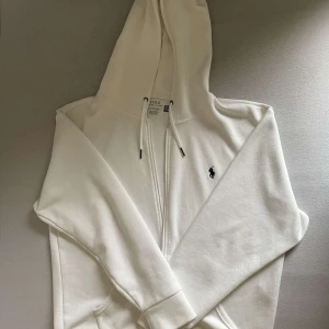 Vit Ralph lauren zip - Riktigt snygg ralph lauren zip i vit. Ny pris ligger på över 2000 kronor mitt pris 599! Skriv om ni har några andra funderingar, priset är INTE hugget i sten!