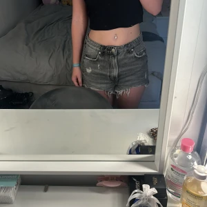 zara shorts - säljer dessa jätte populära zara shorts som inte säljs längre, säljer dom pga att dom är försmå, dom är välanvända men inget jag tycker syns på dom🩷