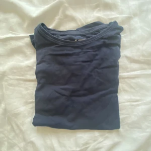 Mörkblå t-shirt från 157 - Säljer en stilren mörkblå t-shirt. Materialet är väldigt mjukt och bekvämt. säljer för att den är för liten💕