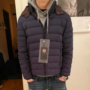 Colmar vinterjacka - Tja säljer denna helt nya Colmar jackan i storlek 48, för endast 2599kr, ord pris på dessa är ca 5500kr. Killen på bilden är ca 180 lång. Skriv vid frågor och funderingar. 