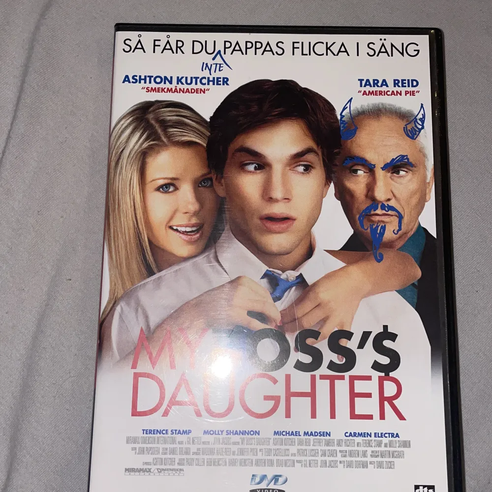 Säljer en DVD av filmen 'My Boss's Daughter' med Ashton Kutcher och Tara Reid. Det är en komedi från 2003 om en kille som får chansen att sitta husvakt i sin chefs lyxvilla, men saker går inte som planerat. Perfekt för en filmkväll med vänner! 📀. Böcker.