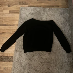 Svart off-shoulder tröja från Even&Odd - Säljer en stilren svart tröja från Even&Odd. Perfekt för både vardag och fest. Tröjan har en enkel design med långa ärmar och en bekväm passform. Den är off-shoulder som ser otrolig ut på! Den är S men den skulle passa M också