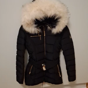 Vinterjacka  - Jag säljer mina fina Hollies Morillon  Vinterjackan, Storlek 36 med äkta päls,Jacka är mycket bra skick använd 2gånger som nya den tyvärr är för liten för mig, inga skador ej smutsig, Jackan har legat i original påsen, Hör gärna av dig vid intresse /