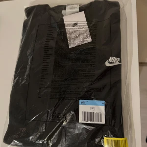 Nike Tröja, Storlek M - Säljer en Nike Luvtröja storlek M, tröjan är helt ny.  Priset för tröjan ligger på 750kr om ni kollar online !