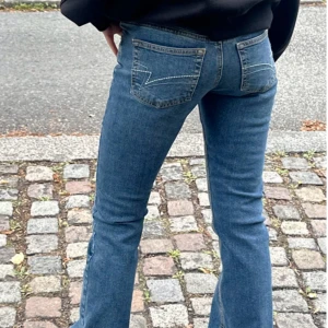 Blå jeans från Junkyard - Säljer ett par snygga blå jeans från Junkyard i nytt skick. I storlek M lite för korta på mig som är 173cm och brukar ha storlek 34 i längd på byxor, så skulle säga att dessa är i storlek 32-33 i längd🩷(NYPRIS 599kr