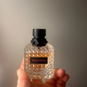 Valentino Donna Born in Roma Coral Fantasy Eau de Parfum - Säljer en lyxig Valentino Donna Born in Roma Coral Fantasy parfym. 50ml. Nypris 1400kr. Mitt pris - 900kr